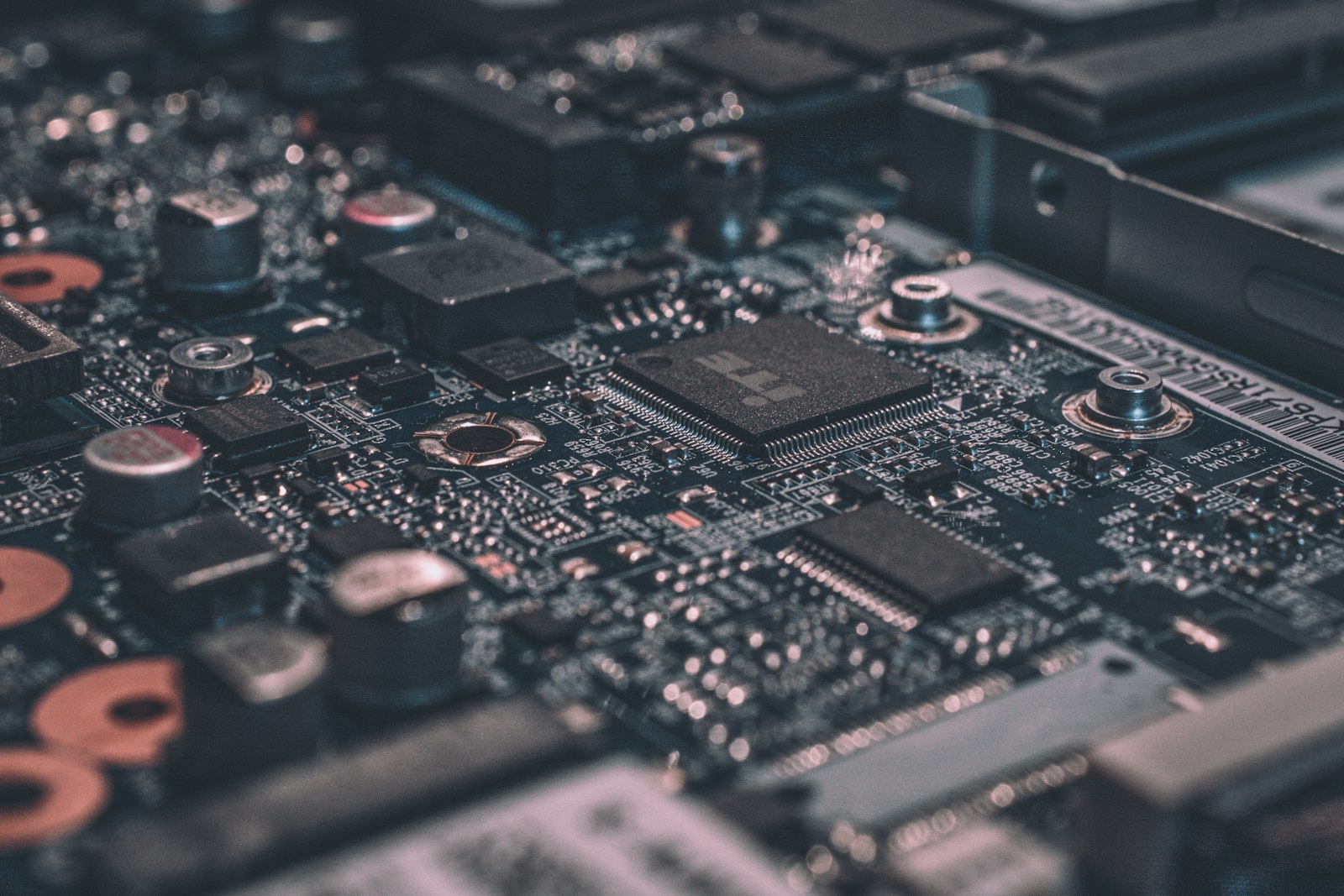 Circuit board close-up representing Snapdragon AR1+ Gen 1 silicon inside the Enterprise Frame module