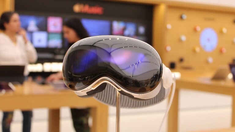 Apple Vision Pro with Solo Knit Band — Wikimedia Commons CC BY 4.0
