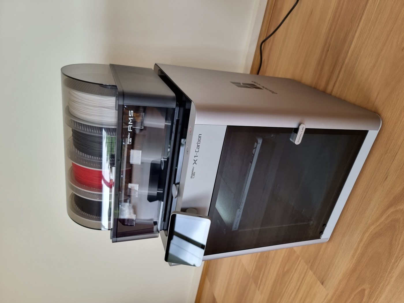 Bambu Lab X1 Carbon with AMS module — illustrative of Bambu’s AMS printers; Hank’s demo used a P2S with AMS 2 (Wikimedia CC BY-SA 4.0)
