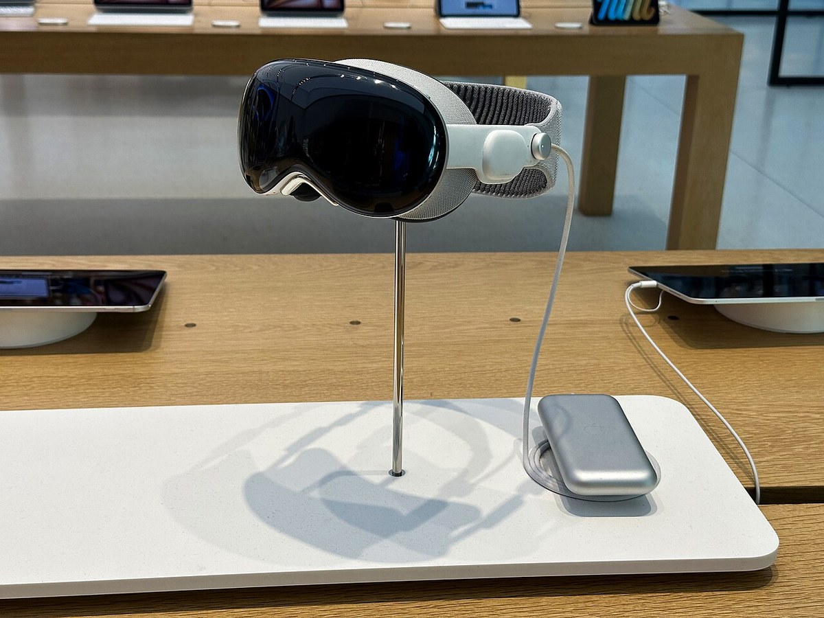 Apple Vision Pro at Fairview Mall Apple Store