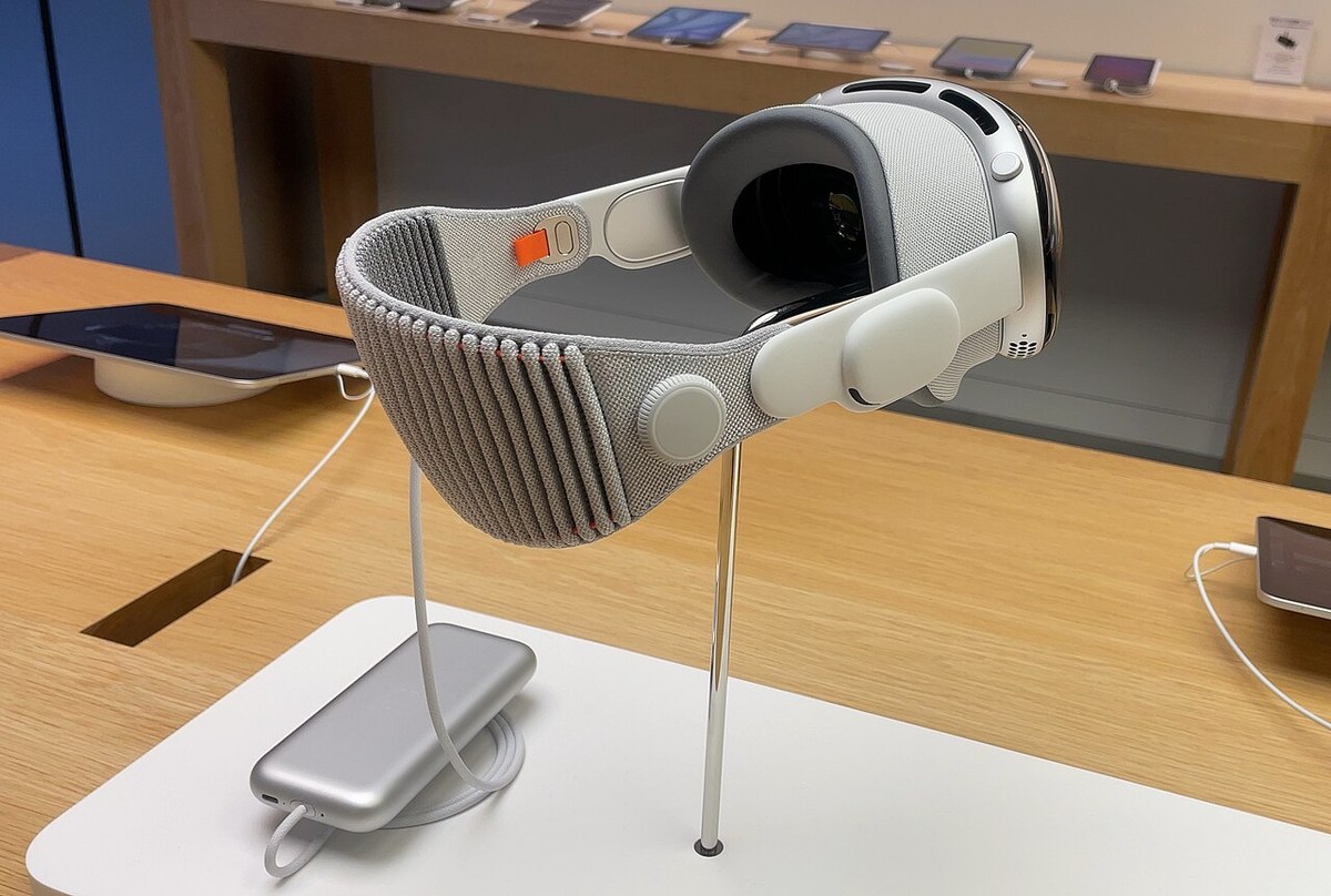 Apple Vision Pro in an Apple Store