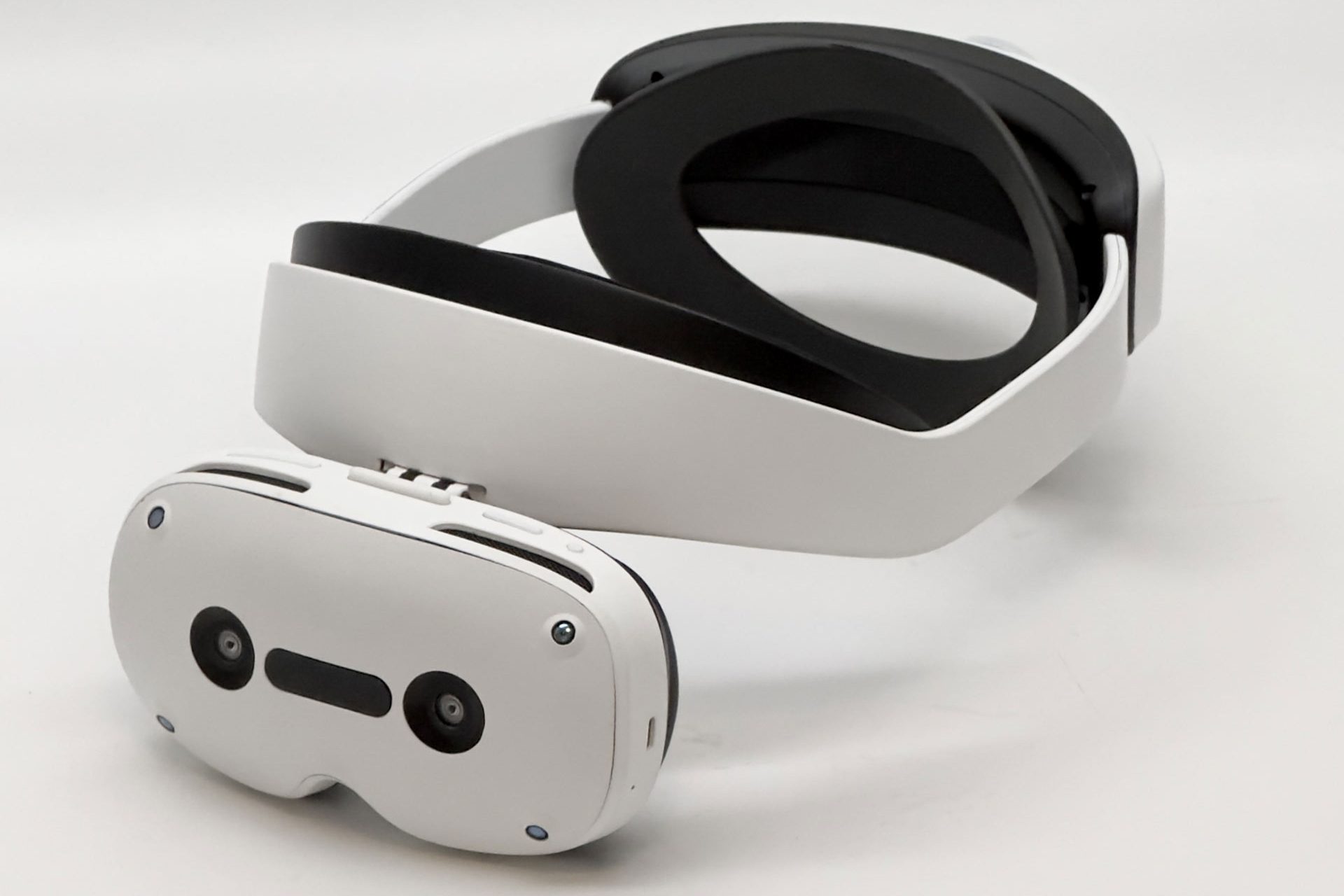 Lynx-R2 front view mixed reality headset