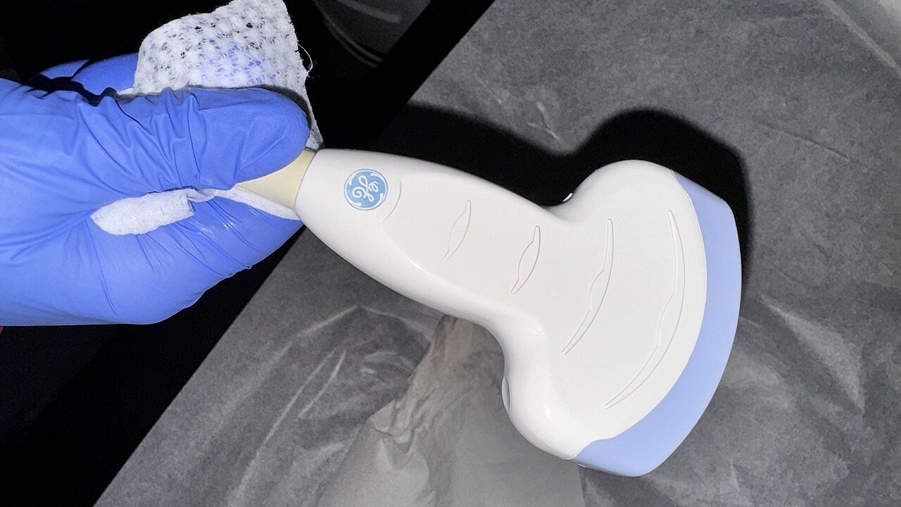 Medical ultrasound linear-array probe used in image-guided procedures