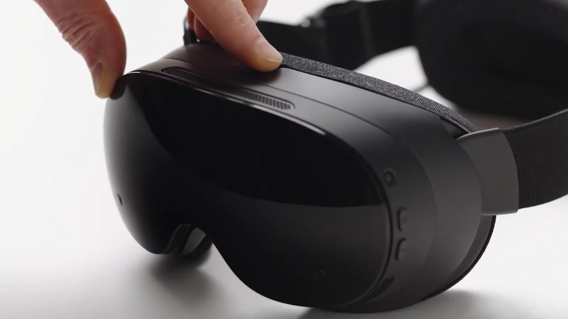 Steam Frame headset resting with fingers on the top strap