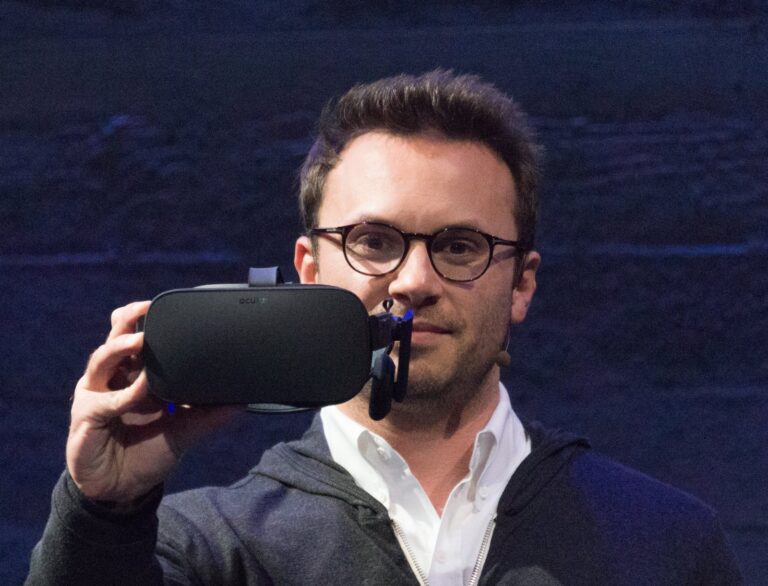 Brendan Iribe, then Oculus CEO, holding the consumer Oculus Rift in 2015 (eVRydayVR, CC0, via Wikimedia Commons)