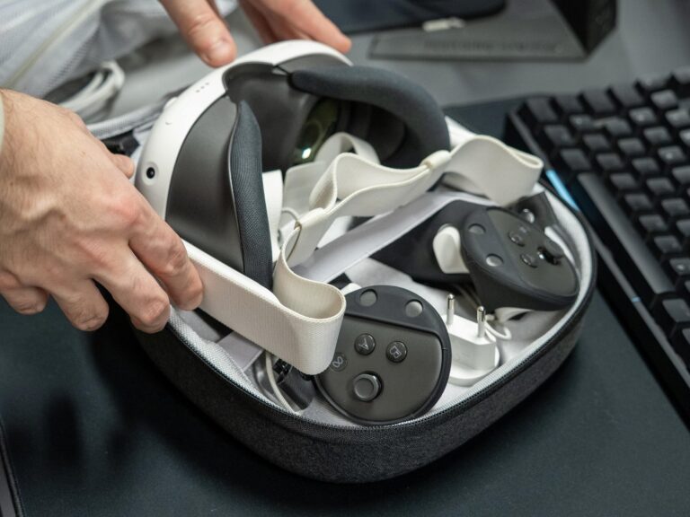 A Meta Quest headset and controllers in a carry case (photo: InclusiveGameLab, Wikimedia Commons, CC BY-SA 4.0)