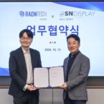 RAONTECH CEO Kim Bo-eun and SN Display CEO Lee Tae-woo hold the signed memorandum of understanding at the October 15, 2026 signing ceremony