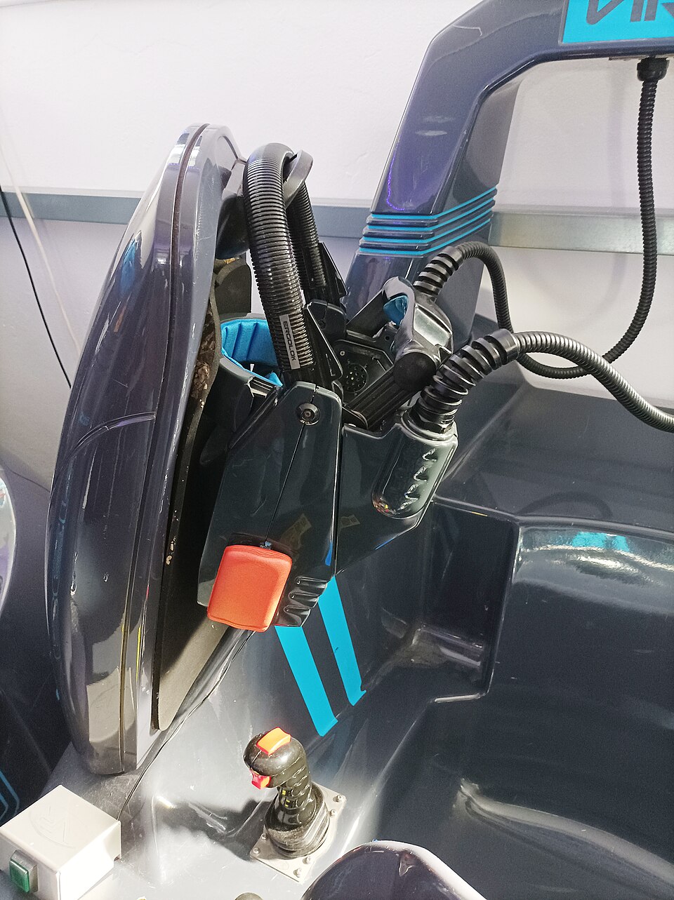 Vintage Virtuality arcade VR headset and joystick (Wikimedia Commons, CC BY 4.0)