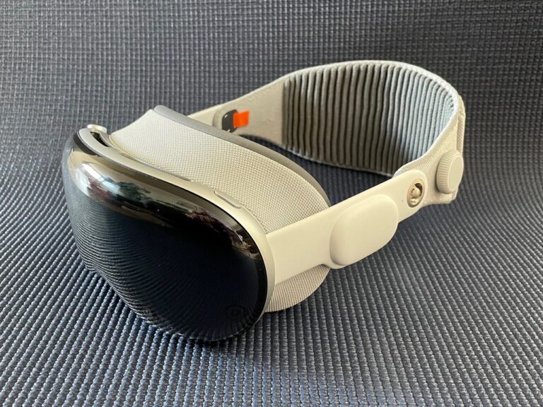 Apple Vision Pro, side view. Photo: Hay Kranen, Wikimedia Commons, CC BY 4.0.