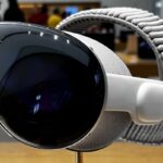 Apple Vision Pro (M5, 2025) with Dual Knit Band on display. Photo: AzureSaturn, Wikimedia Commons, CC0.